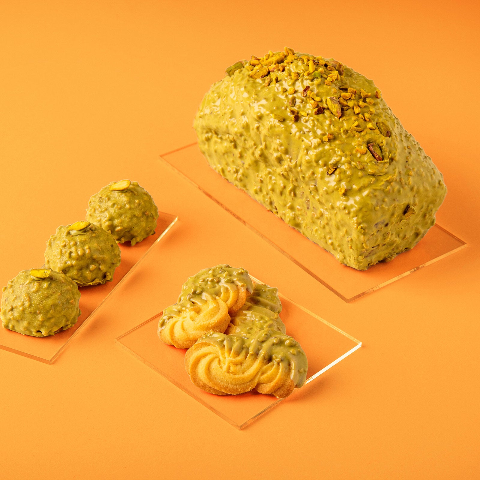 PreGel Covermax Decorock Pistachio dessert topping with pistachio flavor and textured coating, displayed in a clear container.