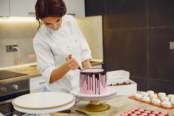 Cake Decorating - 8 Essential Tips To Decorate Like a Professional